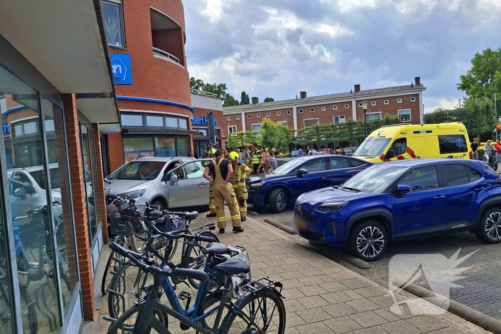 Auto botst tegen winkelpui