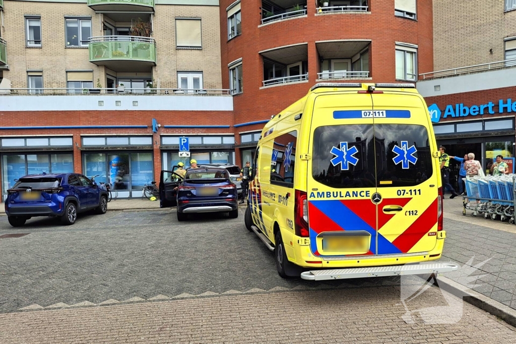 Auto botst tegen winkelpui