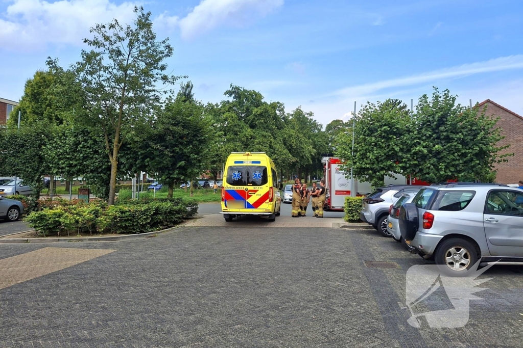 Auto botst tegen winkelpui