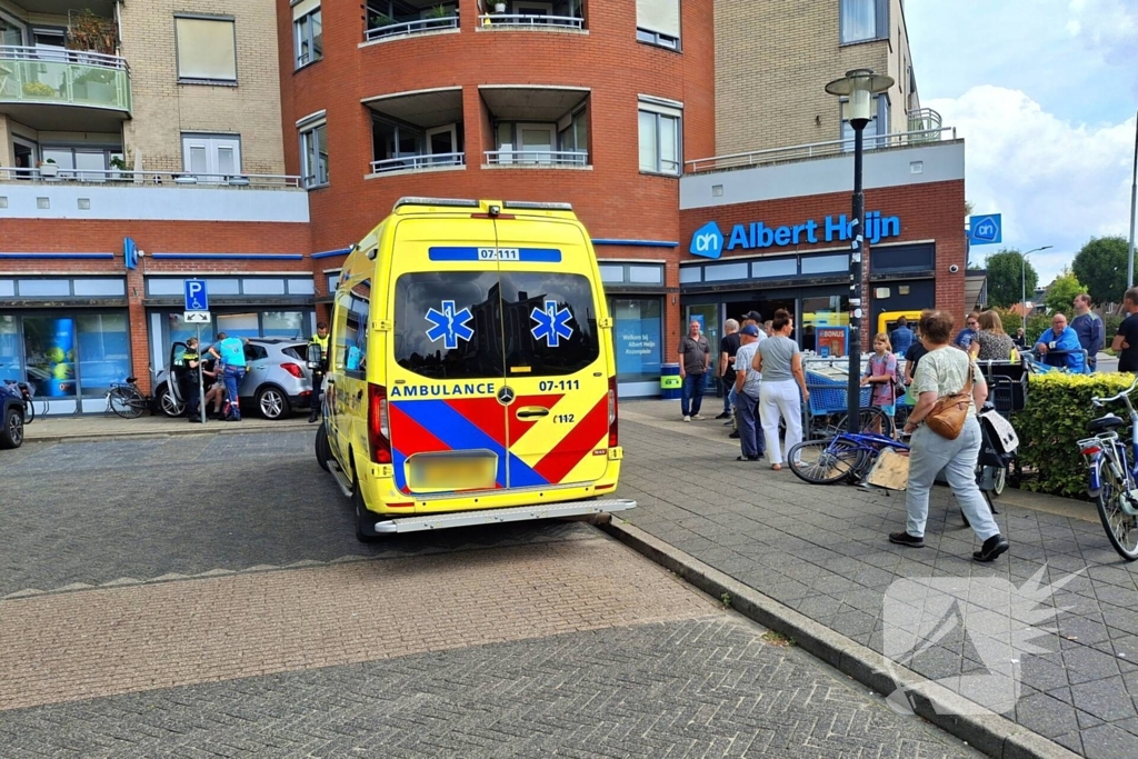 Auto botst tegen winkelpui