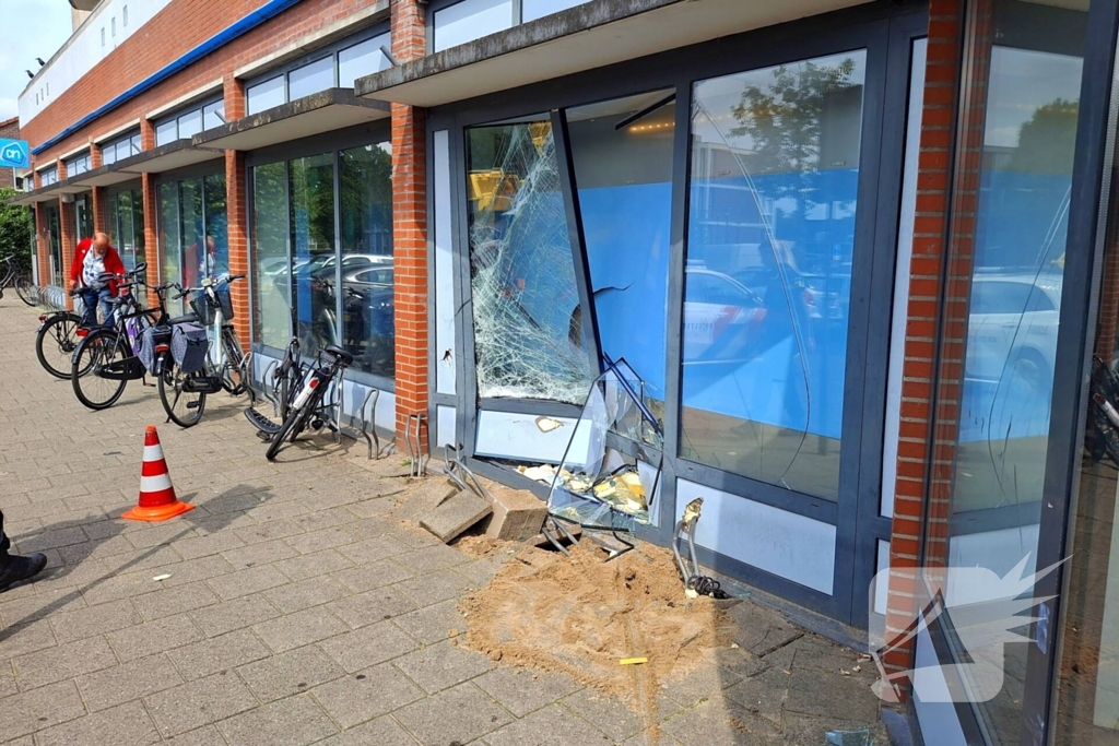 Auto botst tegen winkelpui