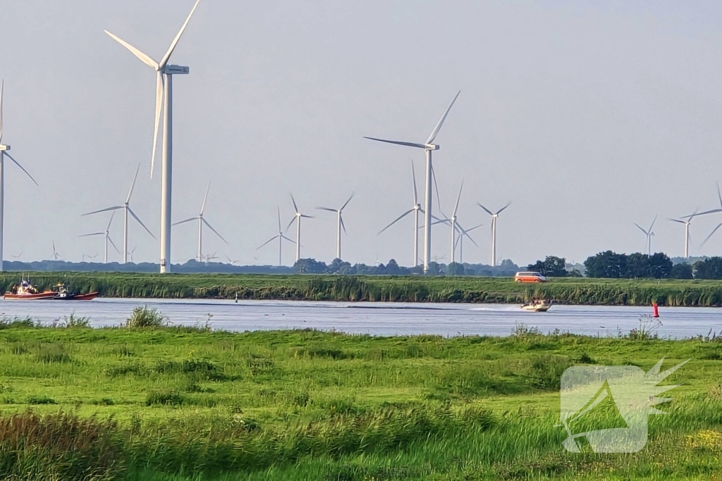 Persoon te water op Eemmeer