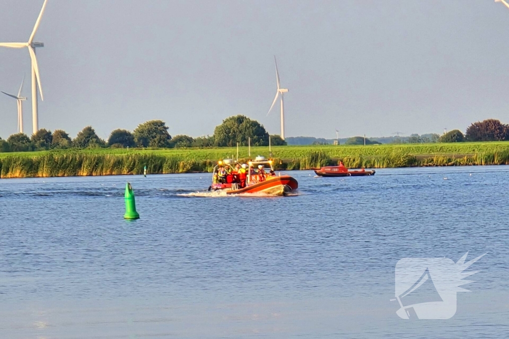 Persoon te water op Eemmeer
