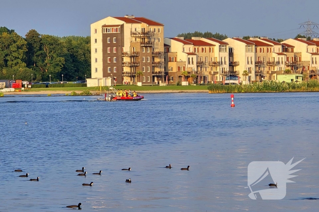 Persoon te water op Eemmeer
