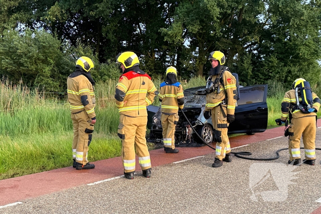 Brandweer blust brand in auto