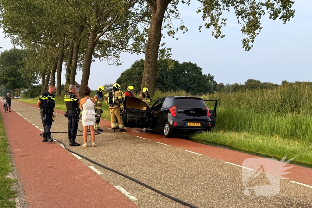 Brandweer blust brand in auto