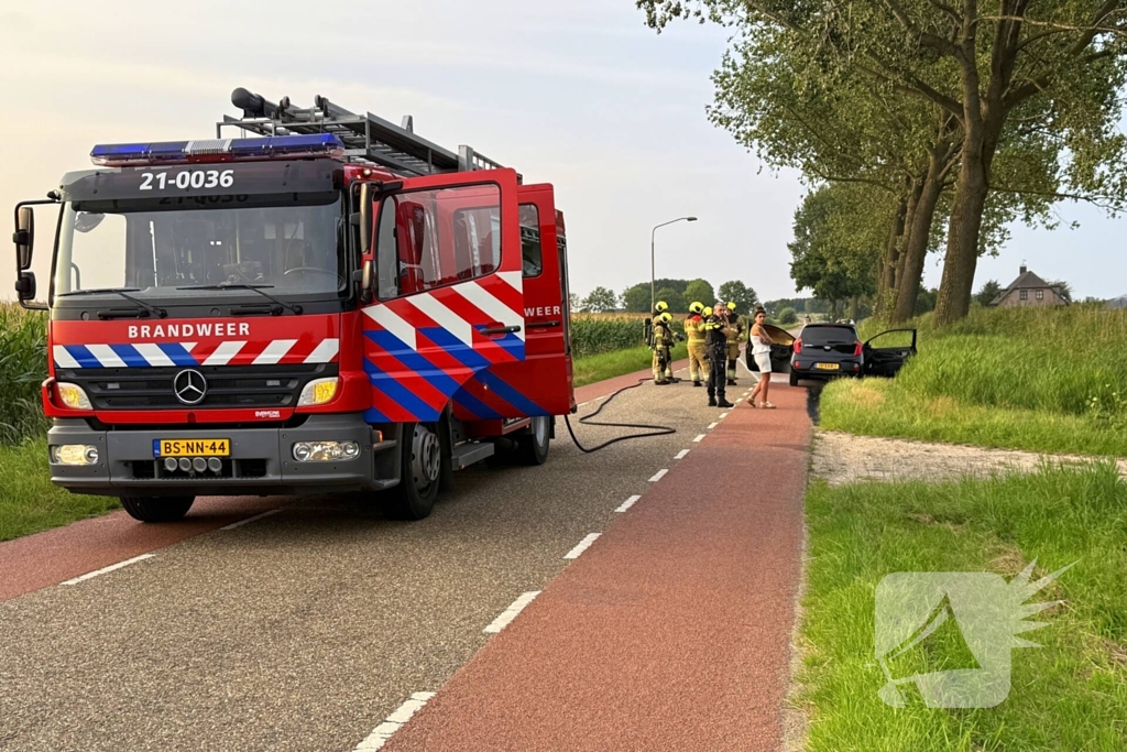 Brandweer blust brand in auto