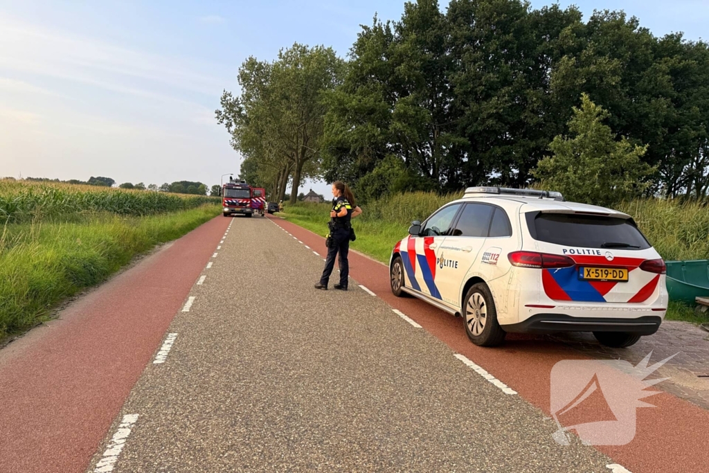 Brandweer blust brand in auto
