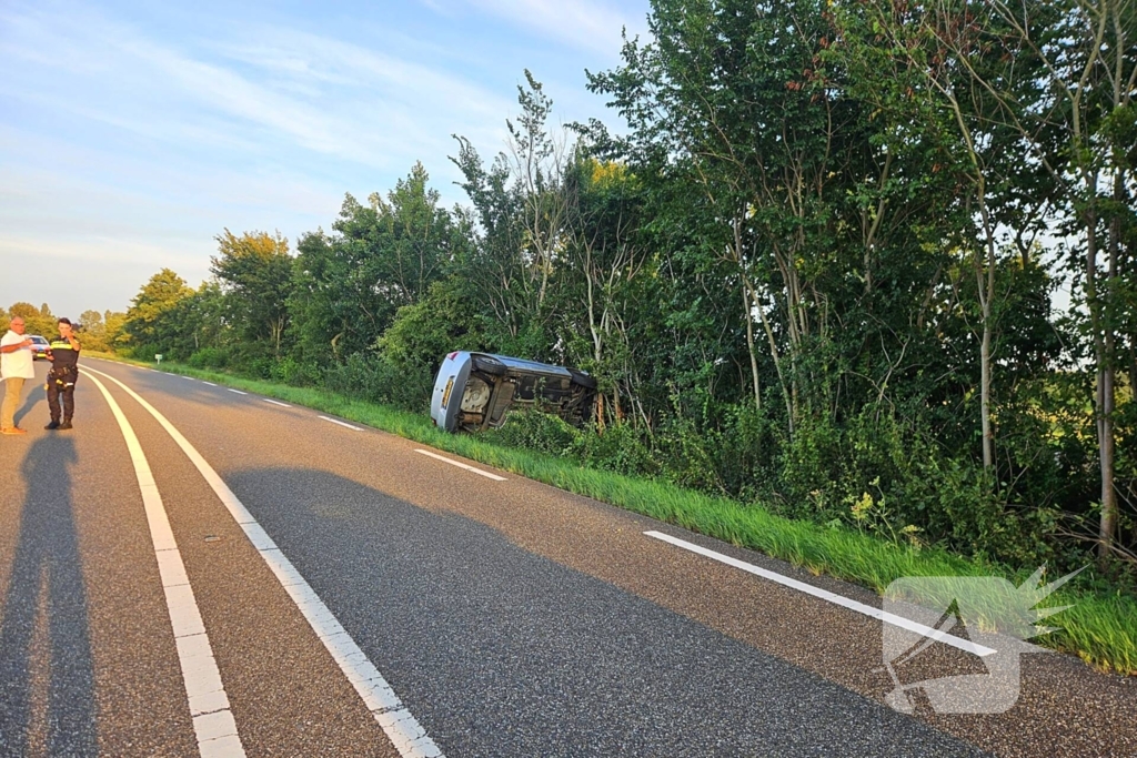 Auto kantelt in bosschages