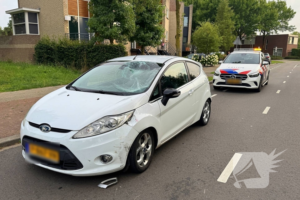 Brommer en auto botsen in frontale aanrijding