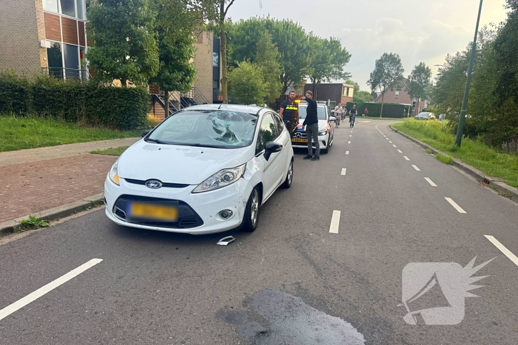 Brommer en auto botsen in frontale aanrijding