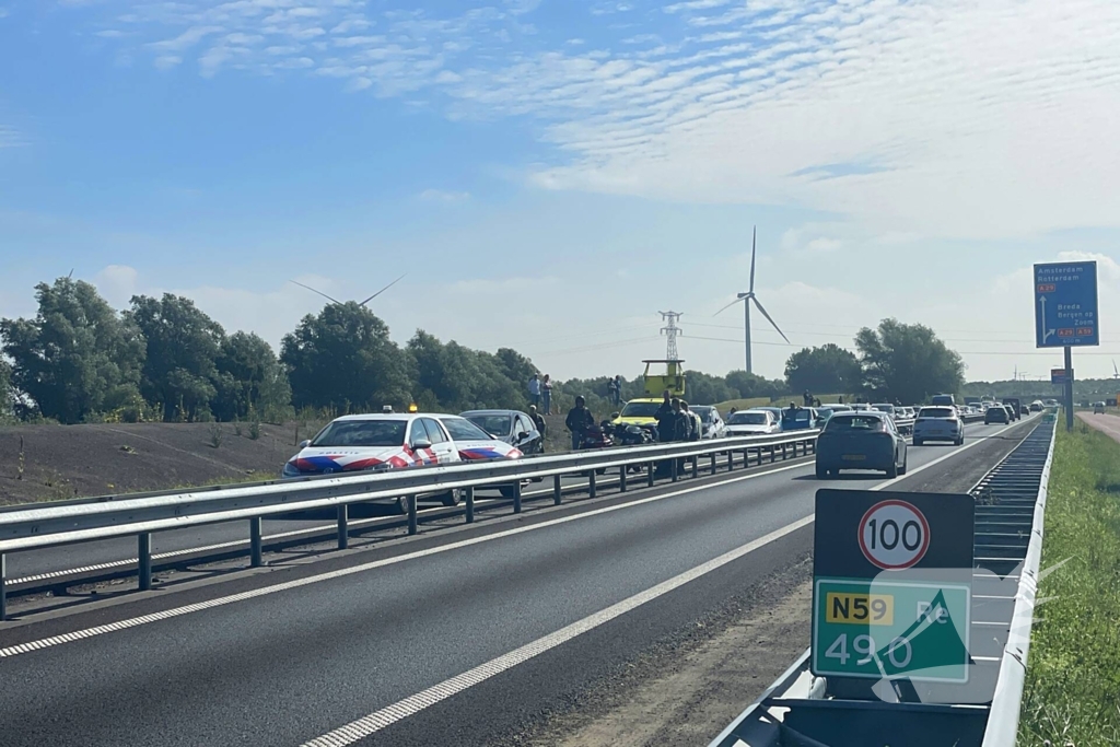 Ongeval tussen twee voertuigen leidt tot afsluiting weg