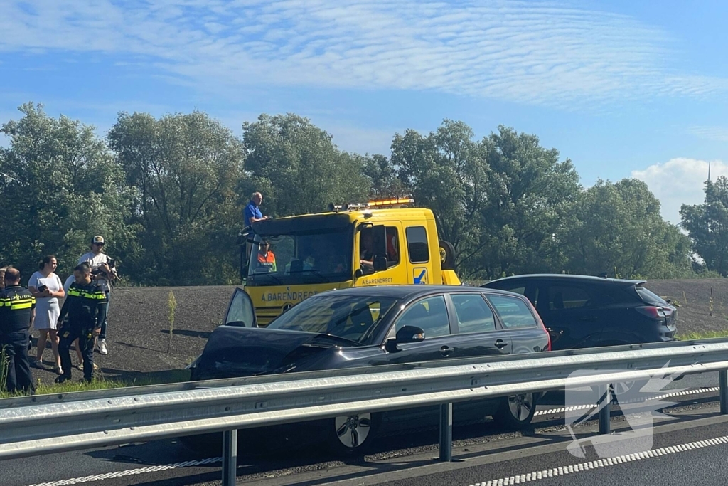 Ongeval tussen twee voertuigen leidt tot afsluiting weg
