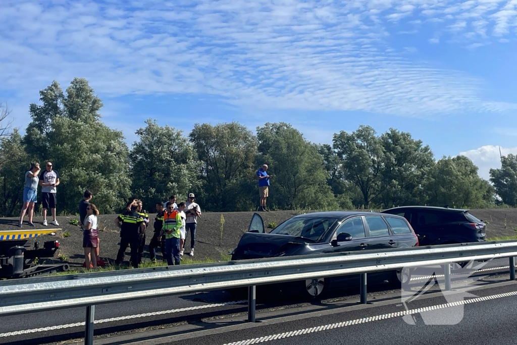 Ongeval tussen twee voertuigen leidt tot afsluiting weg
