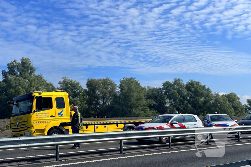 Ongeval tussen twee voertuigen leidt tot afsluiting weg
