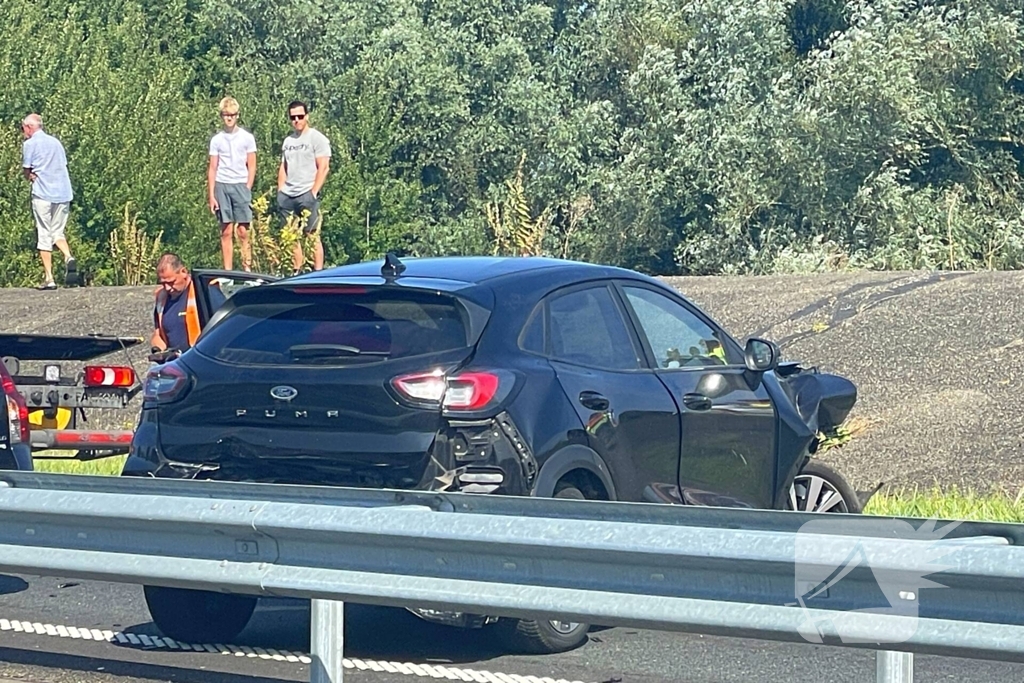Ongeval tussen twee voertuigen leidt tot afsluiting weg