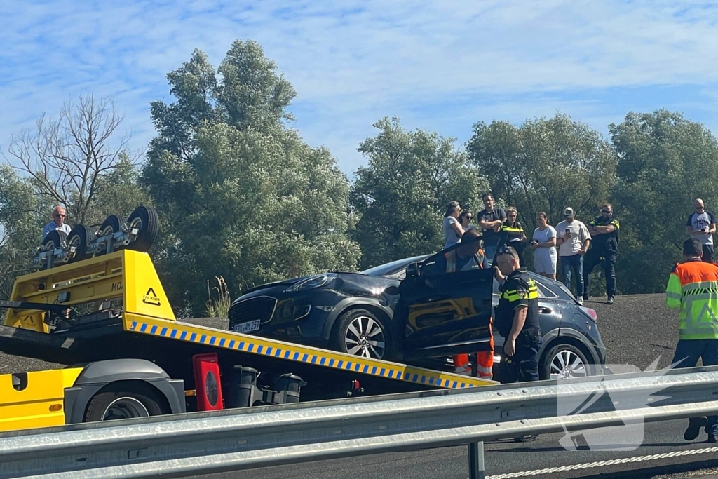 Ongeval tussen twee voertuigen leidt tot afsluiting weg