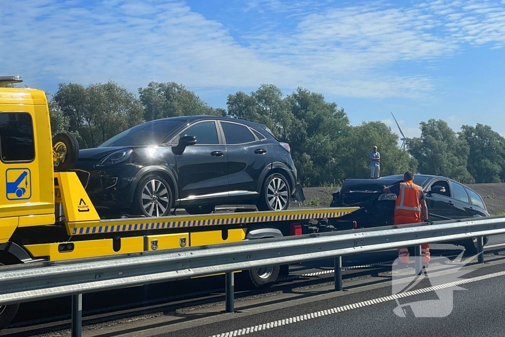 Ongeval tussen twee voertuigen leidt tot afsluiting weg