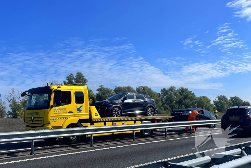 Ongeval tussen twee voertuigen leidt tot afsluiting weg