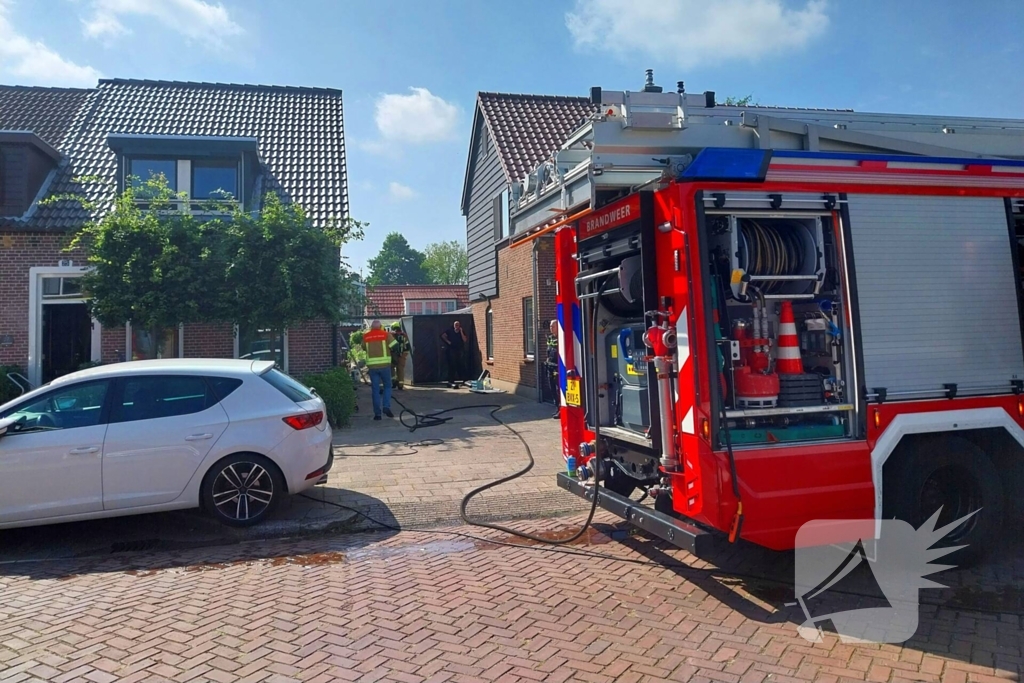 Brandweer schaalt snel op bij brand op dak