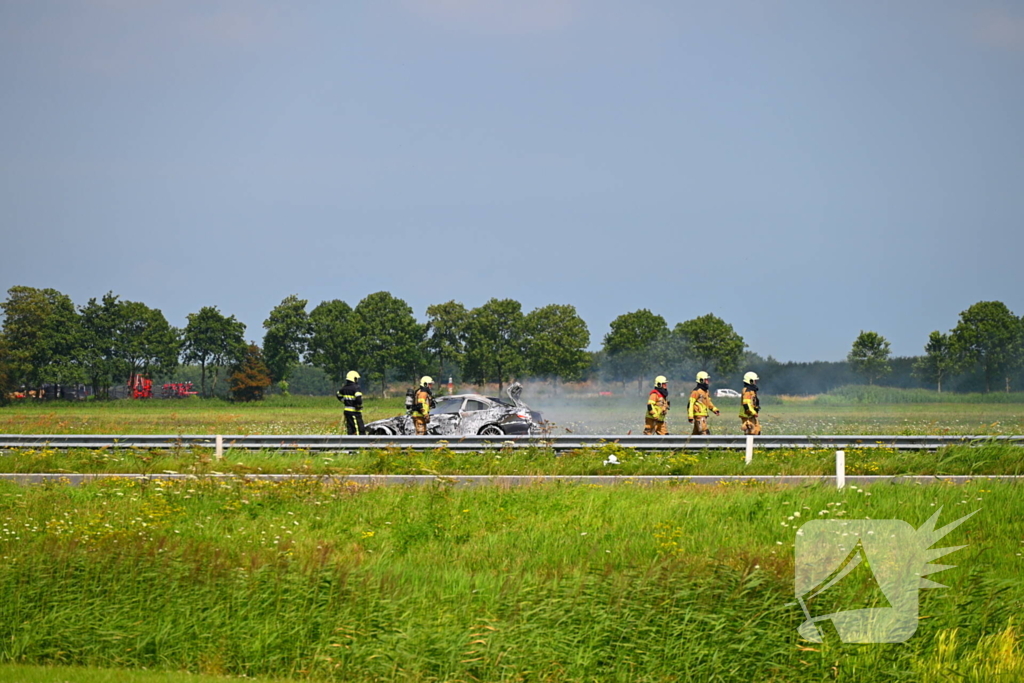 Auto in lichterlaaie op provinciale weg