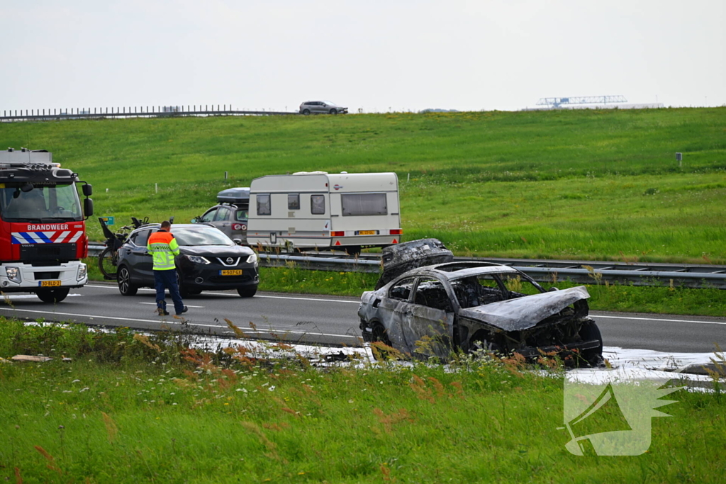 Auto in lichterlaaie op provinciale weg