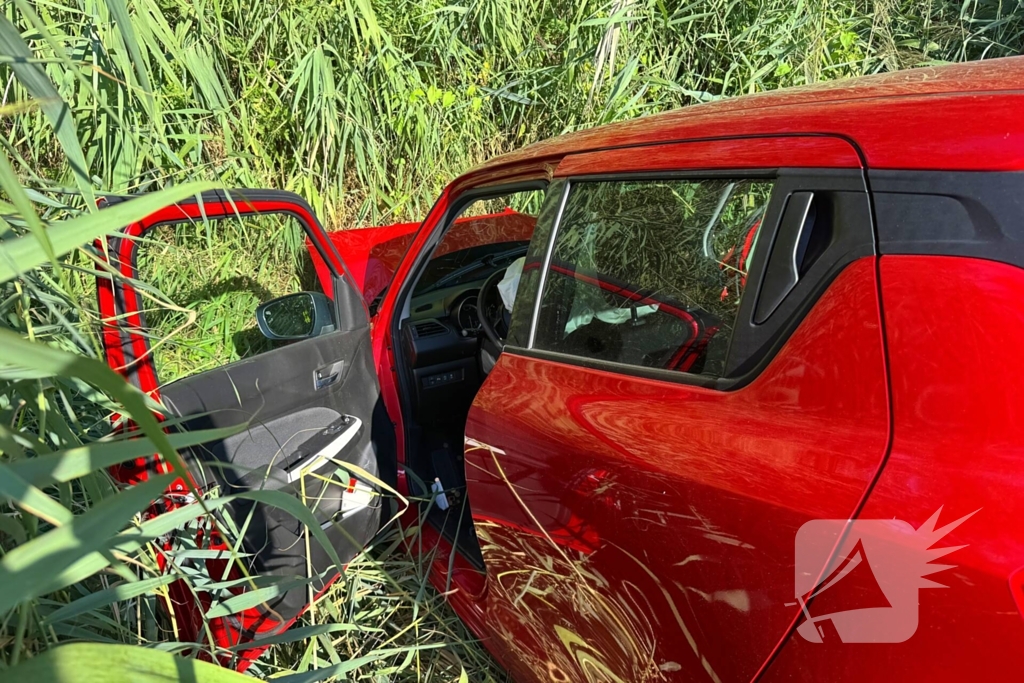 Gewonde en auto in riet na botsing