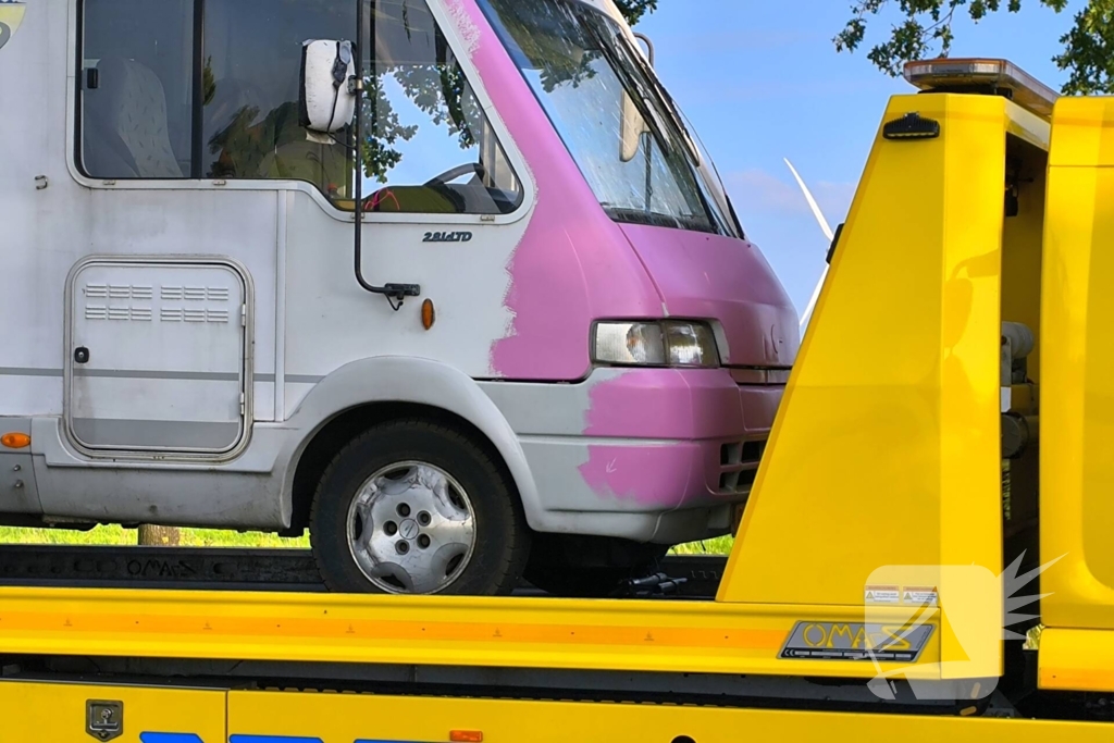 Inzittenden camper stranden door brand