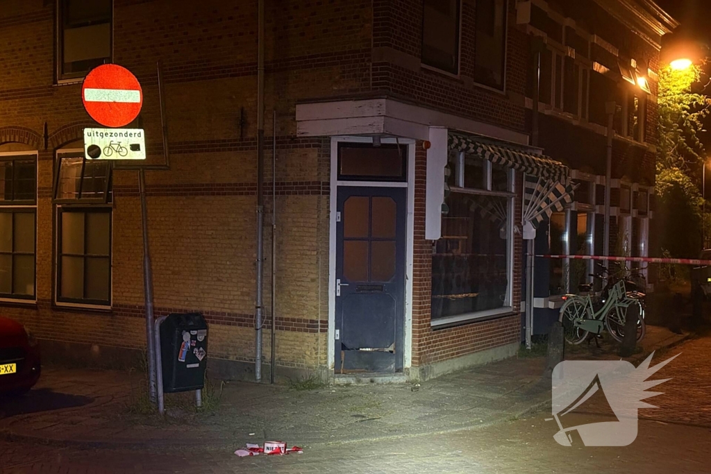 Voordeur beschadigd door explosie