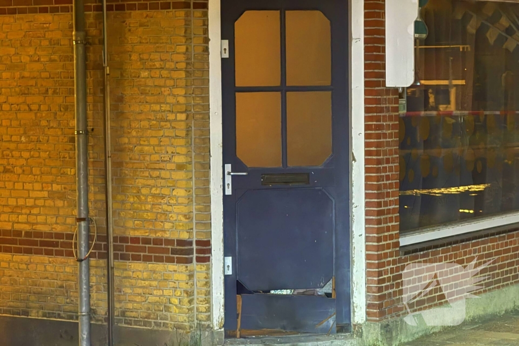 Voordeur beschadigd door explosie