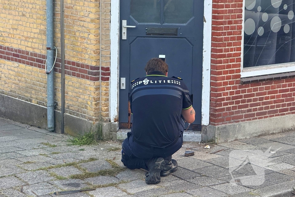 Voordeur beschadigd door explosie