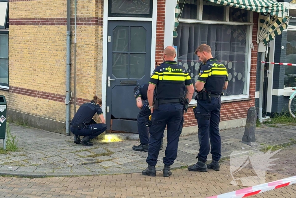 Voordeur beschadigd door explosie