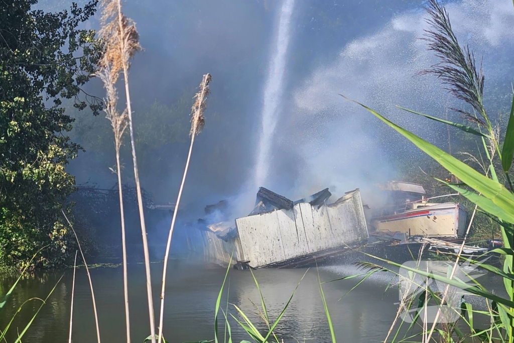 Brand woedt in pleziervaartuig
