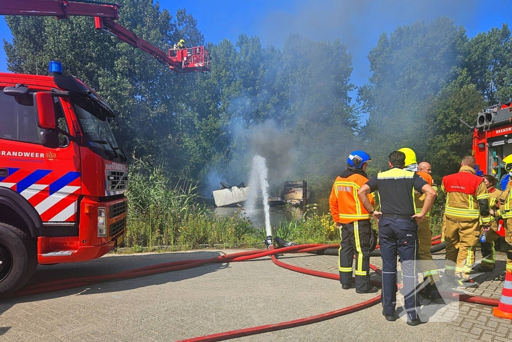 Brand woedt in pleziervaartuig