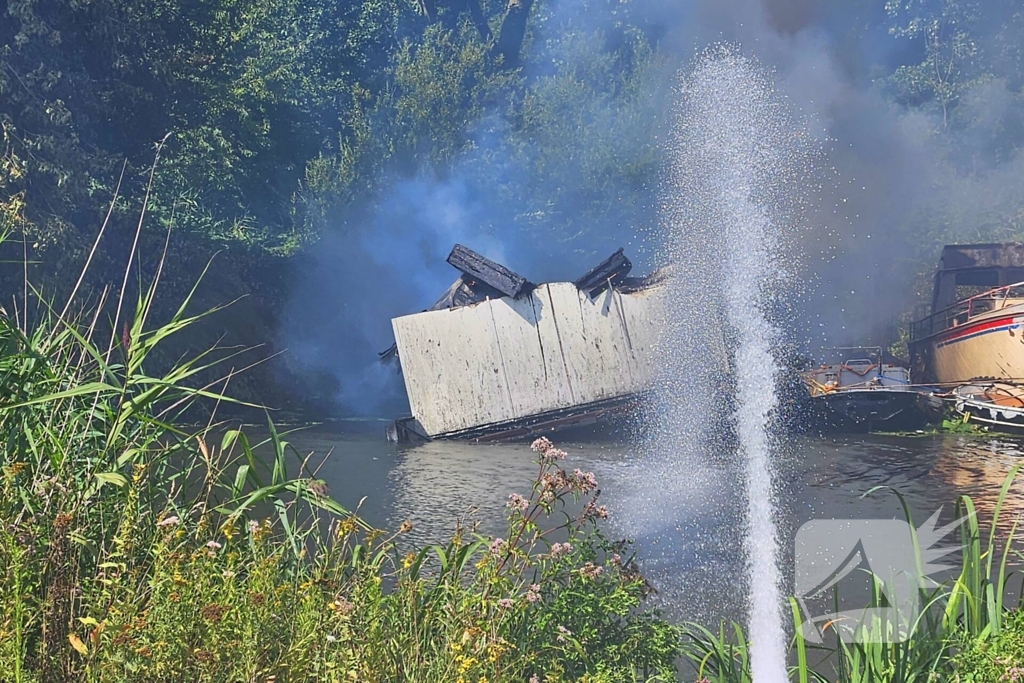 Brand woedt in pleziervaartuig