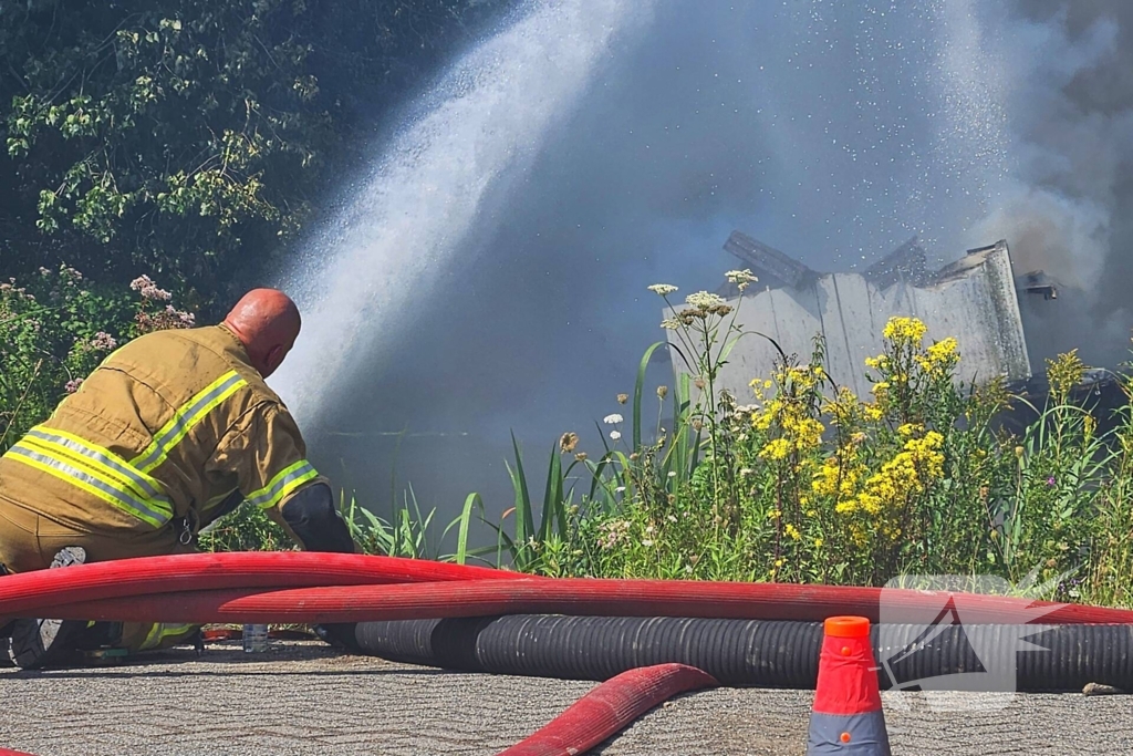 Brand woedt in pleziervaartuig