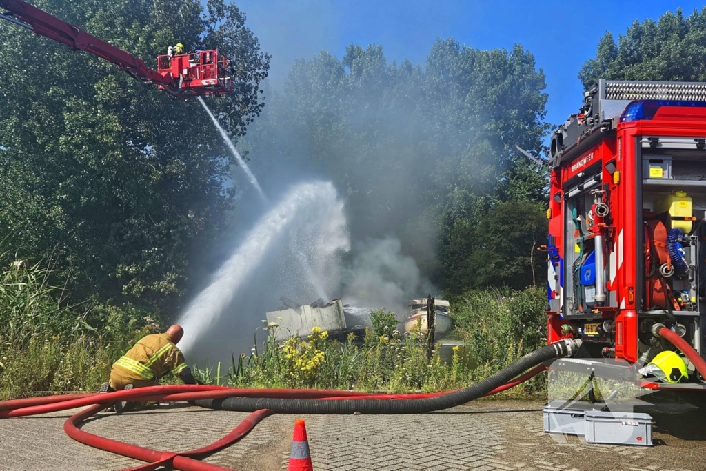 Brand woedt in pleziervaartuig