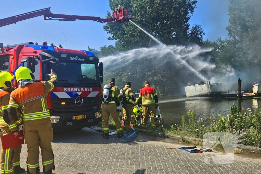 Brand woedt in pleziervaartuig