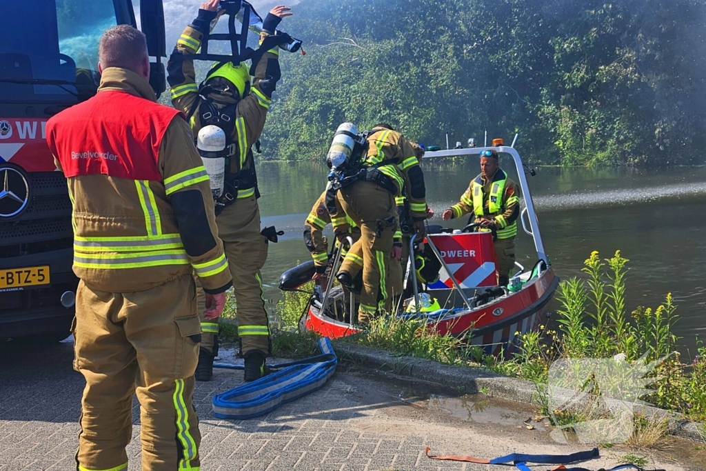 Brand woedt in pleziervaartuig