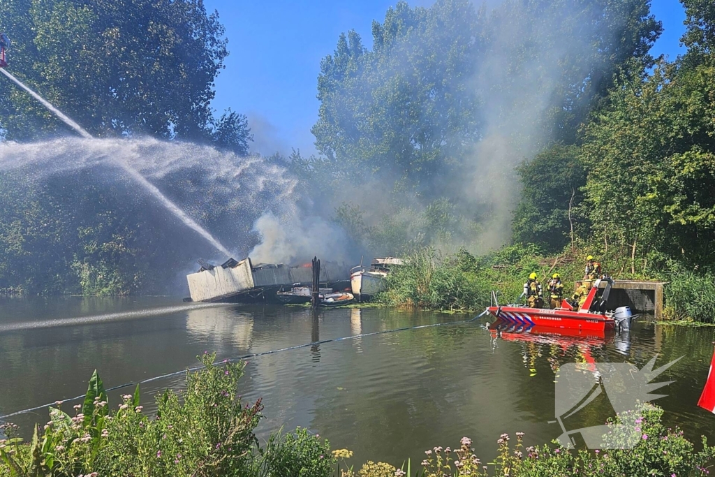 Brand woedt in pleziervaartuig