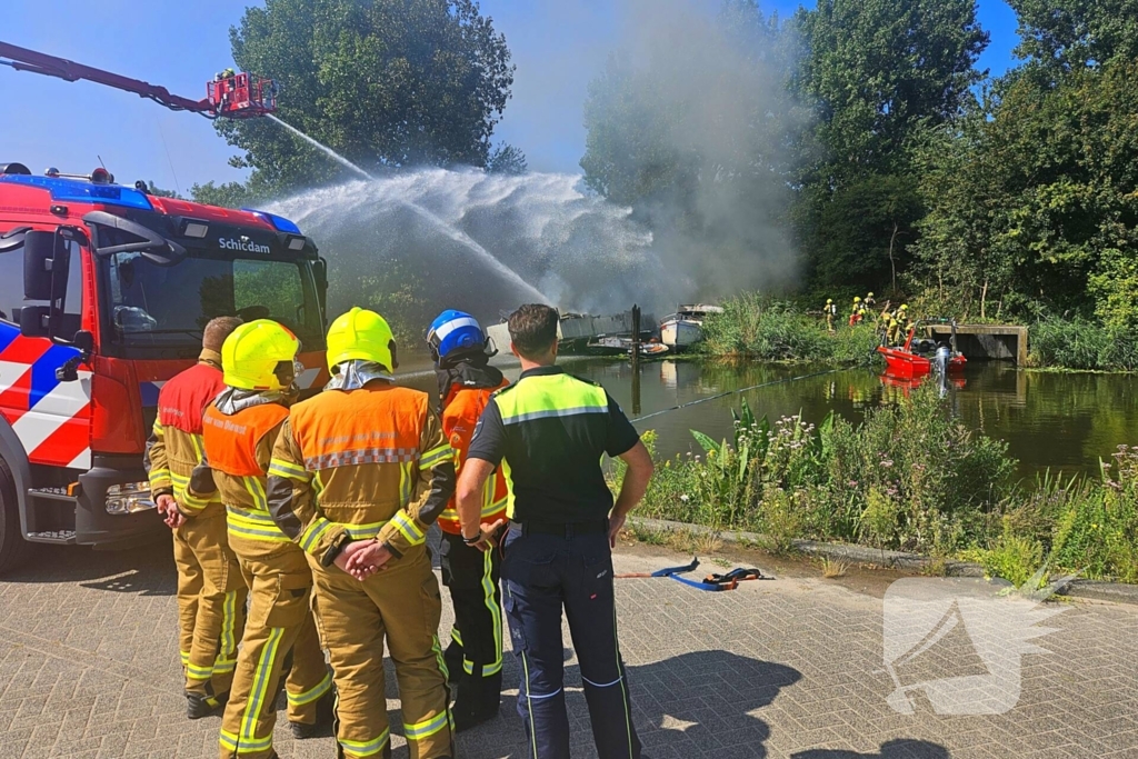 Brand woedt in pleziervaartuig