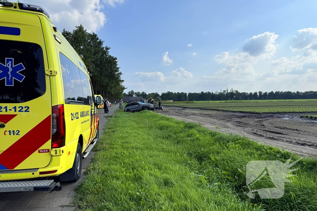 Auto raakt boom en belandt in sloot