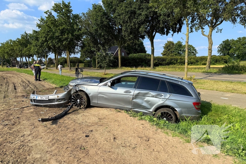 Auto raakt boom en belandt in sloot