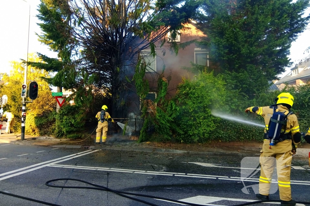 Flinke vlammen bij brand in conifeer