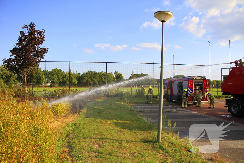 Brand in berm leidt tot rookontwikkeling