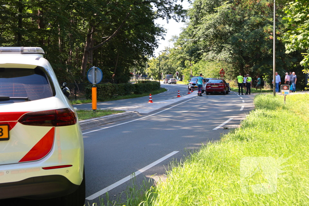 Ongeval tussen twee auto's leidt tot ziekenhuisbezoek