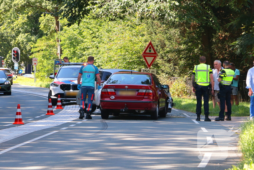 Ongeval tussen twee auto's leidt tot ziekenhuisbezoek