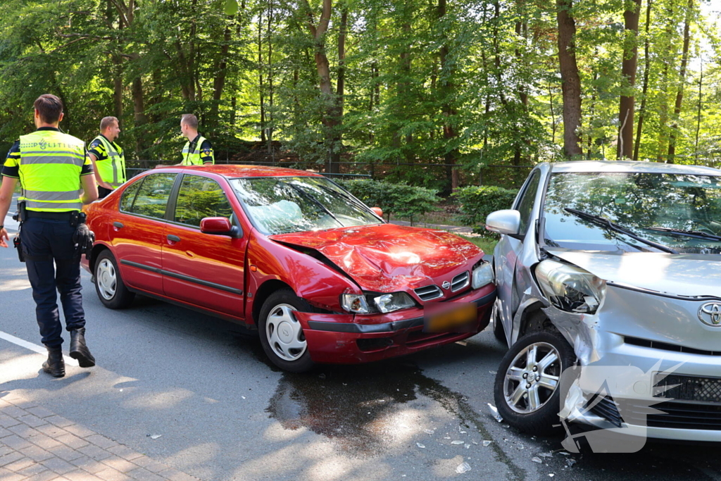Ongeval tussen twee auto's leidt tot ziekenhuisbezoek