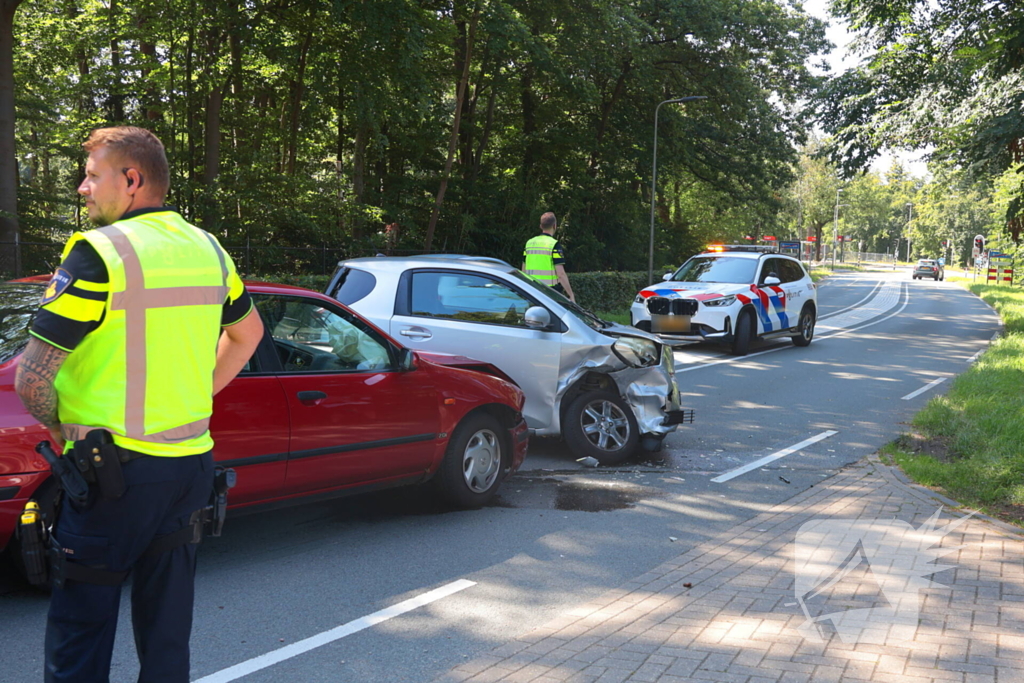 Ongeval tussen twee auto's leidt tot ziekenhuisbezoek