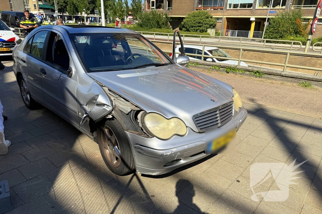Verkeerspaal geraakt door auto